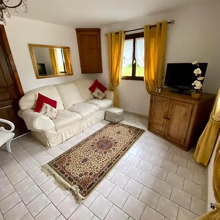 Le Gustievenne Private Swimming Pool & Jacuzzi