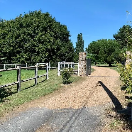 Le Gustievenne Private Swimming Pool & Jacuzzi Jarze